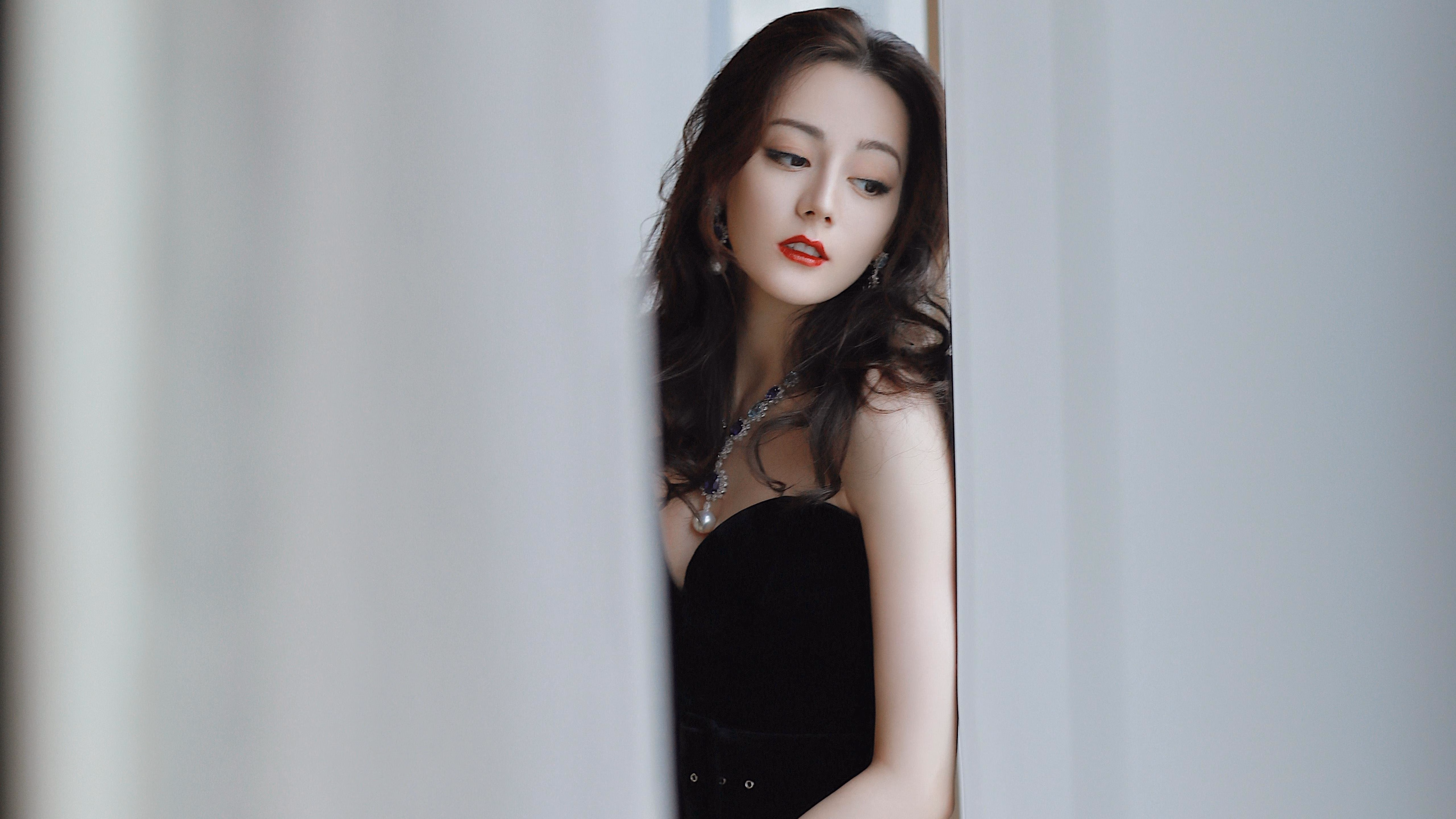 乔治左右开弓命中两记三分，乔治持球进攻能力